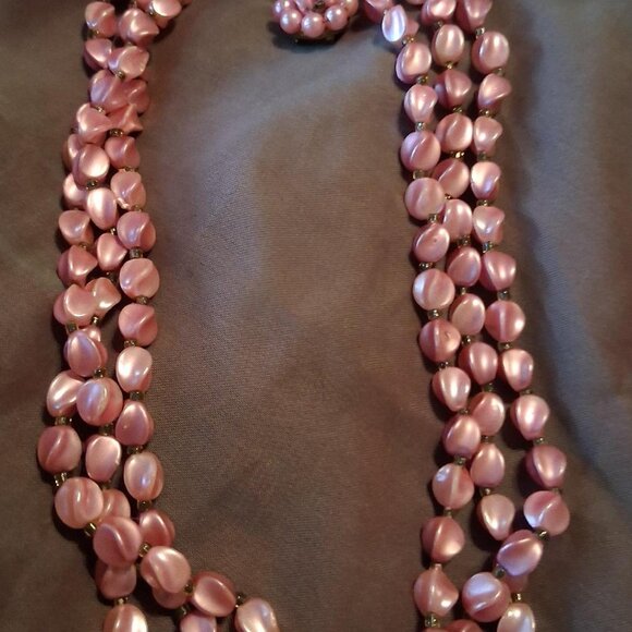 Vintage 3 Strand Pink Beaded Necklace Made in Hong Kong - Picture 4 of 4